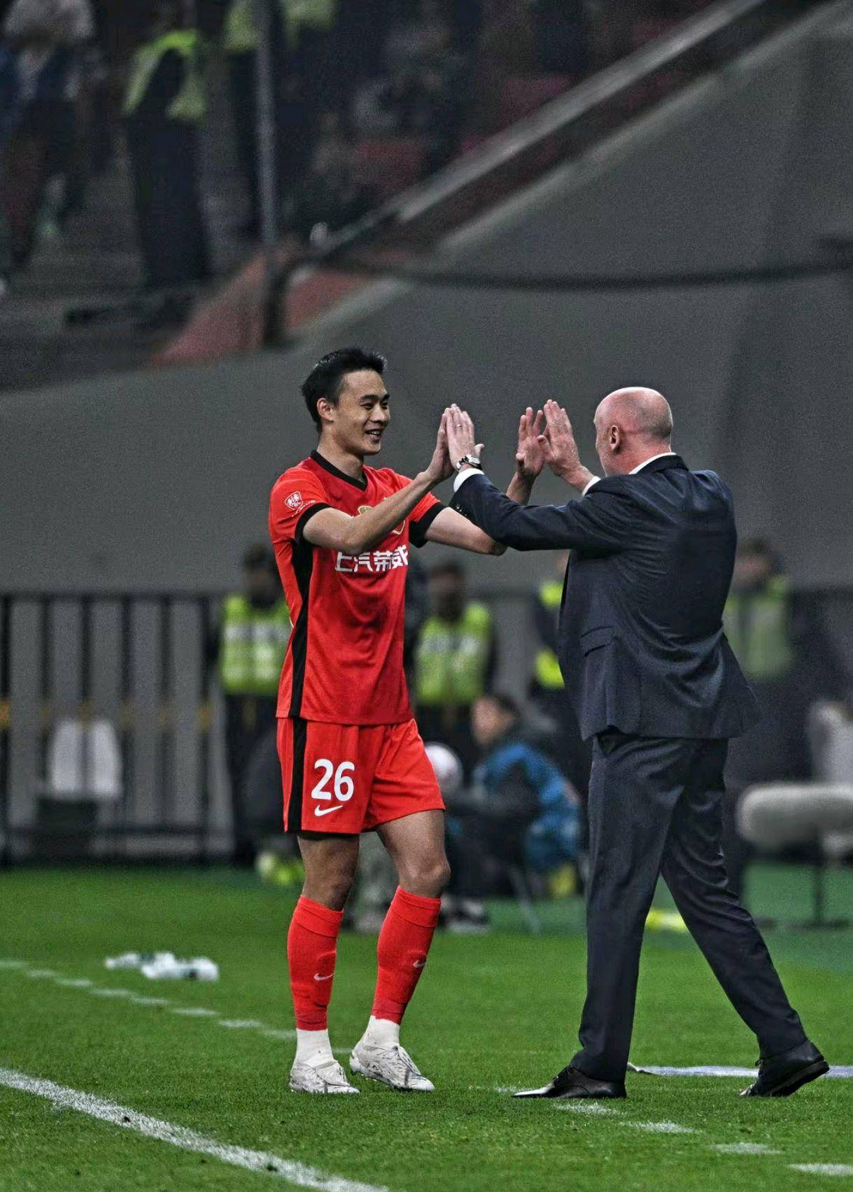 曼城打破进球荒，武磊球迷集体高唱助威！的简单介绍